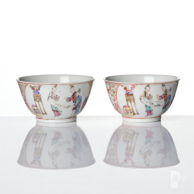 A pair of famille rose 'figural' tea cups with saucers, - 图7